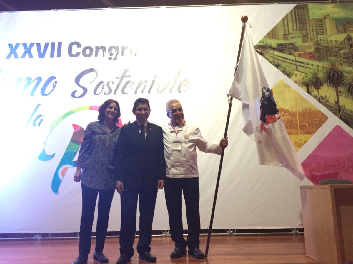 .@LuzhnarO del <a href="/IUColmayor/">Colmayor de Antioquia</a> le entrega la bandera <a href="/CONPEHT/">CONPEHT</a> al Chef Guillermo Iraola para el XXVIII Congreso Conpeht #Bolivia