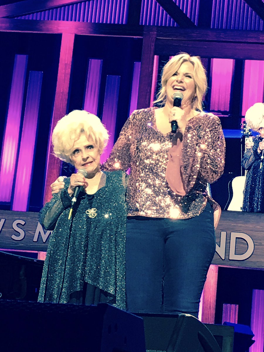 MaciElliott's tweet photo. This just says it all. Jokes and a whole lotta love!! #OpryGoesPink @trishayearwood #BrendaLee https://t.co/L65dLHS1tJ