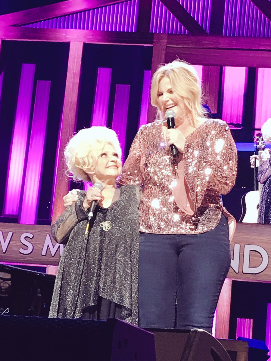 MaciElliott's tweet photo. This just says it all. Jokes and a whole lotta love!! #OpryGoesPink @trishayearwood #BrendaLee https://t.co/L65dLHS1tJ