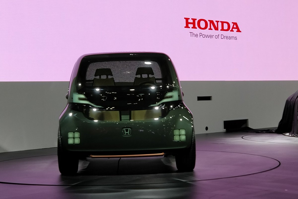 Javeid_Khan's tweet photo. @Honda #NeuV showcased at #TMS2017. It is a EV concept model with AI & Automated Driving Capabilities. #TokyoMotorShow https://t.co/kjkiLQs4S6
