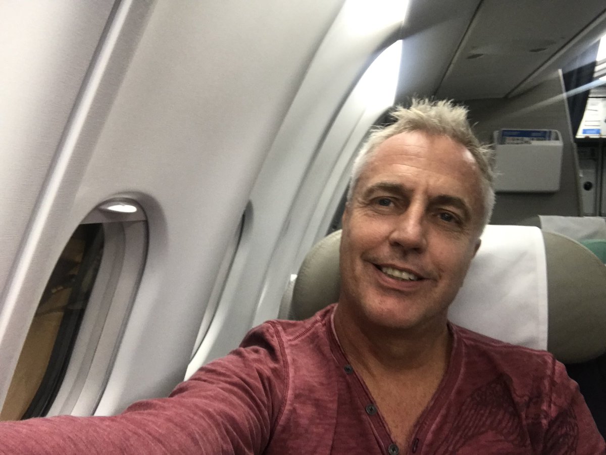 Sentado en el nuevo avión de <a href="/Aerolineas_AR/">Aerolíneas Argentinas</a> rumbo a NY y Chicago!
Mucha gente me abraza y saluda porque saben que estoy yendo x Mirko! Grax!