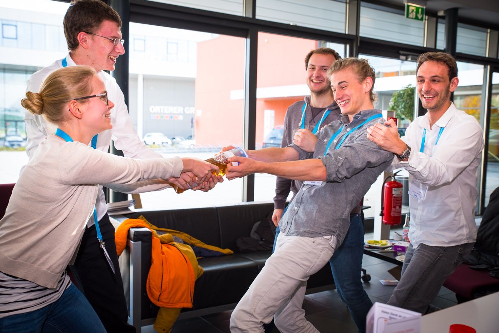 vdeyoungnet's tweet photo. Gleich wird der Cosima-Preis verliehen, wir sind gespannt, welches dieser tollen Projekte gewinnt!🏅 #MST17: 9:40-10:20 Uhr im Ballhausforum https://t.co/3baGfS4zw4