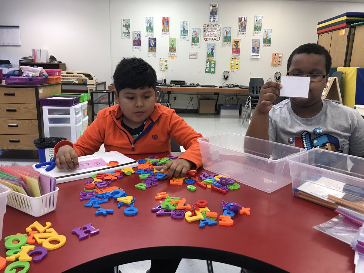 Rm2Roadrunners's tweet image. Ss exploring some new #taskboxes this afternoon.