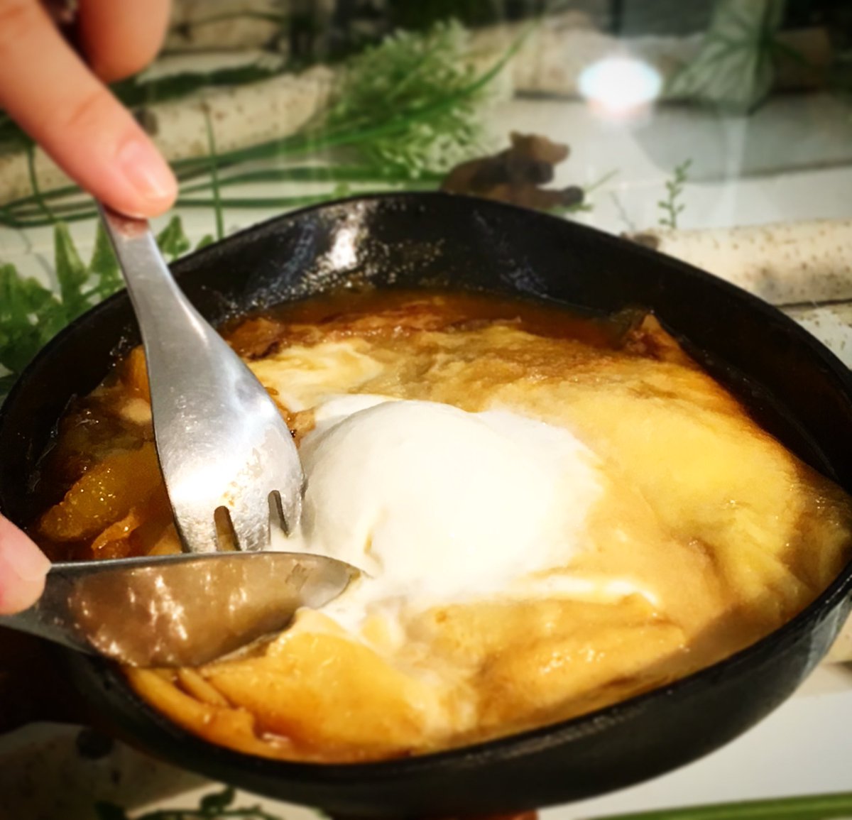 ট ইট র Kazunori Ikeda 広報室 クレープシュゼット クレープは滑らかでとろとろ もちっとした舌触り 熱々のキャラメルソース オレンジジュース オレンジの皮 フランベしたグラン マルニエからなる温かいデザートです 南町通店サロンのみ 期間限定