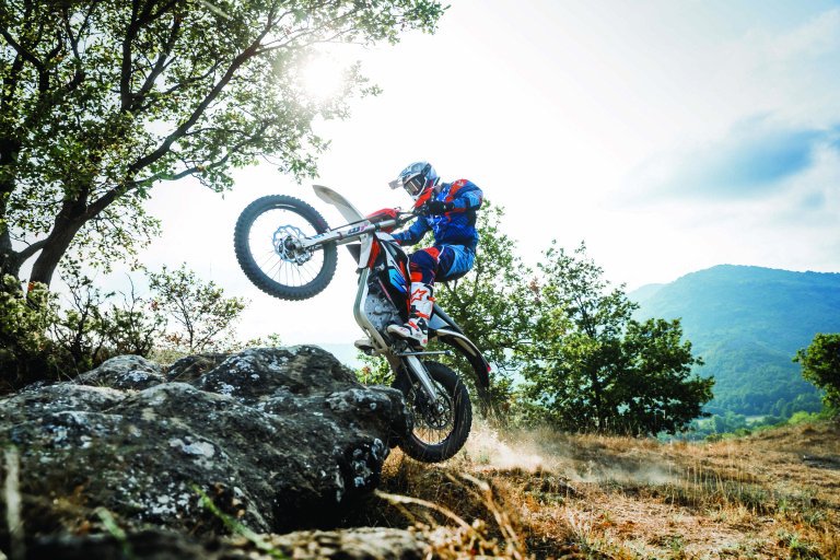 FuelUniverseTV's tweet photo. La KTM Freeride E-XC Enduro eléctrica debuta en 2018 || https://t.co/Yofhqfq9yG ||
#KTMFreeride https://t.co/93yz0ztlzn