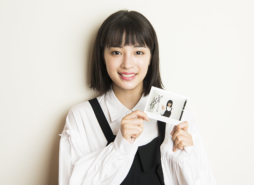 広瀬すずさん、写真集プレゼント生写真　サイン入り 先生好きになってもいいですか、10/28公開！／ #広瀬すず サイン入り生
