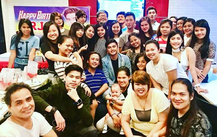 ArjanaticsOfc's tweet photo. unang una salamatan kay god sa family,relatives,friends,arjanatics,handlers, @GMAArtista,@BoardwalkPH :) and sa mommy Cynthia ko 😃😘godbless! https://t.co/AipgWfGDx5