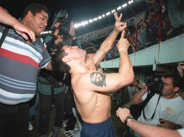 Así se despedía hace 20 años  Diego #Maradona de los hinchas de riBer en el MUDOmental 🙌 💙💛