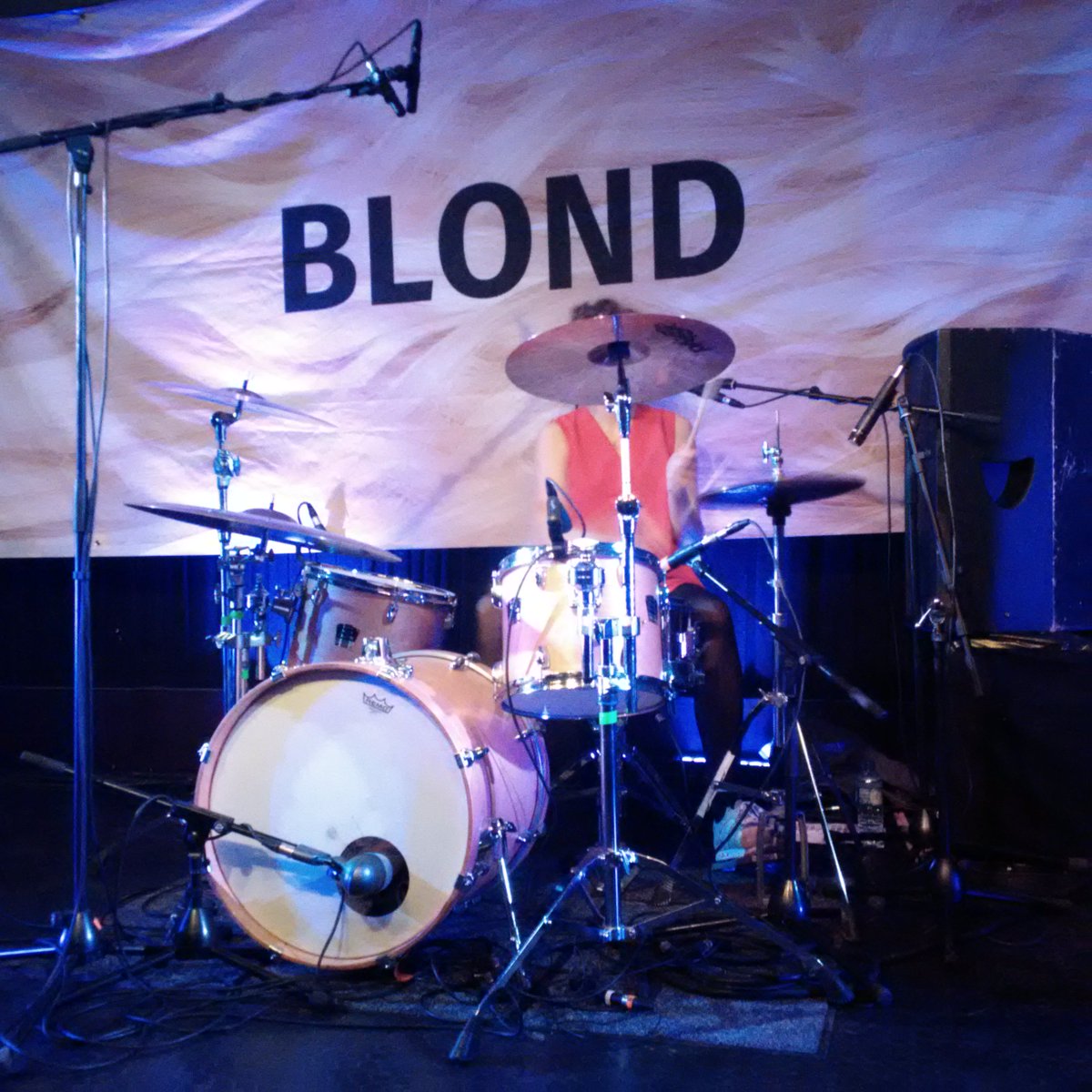 stuten_biss's tweet photo. Wir haben heute das Schlagzeug 🎷aus unserem Bad wiedergetroffen. Und die zauberhaften BLOND! #konzert #badband https://t.co/XVIdJ8PoAM