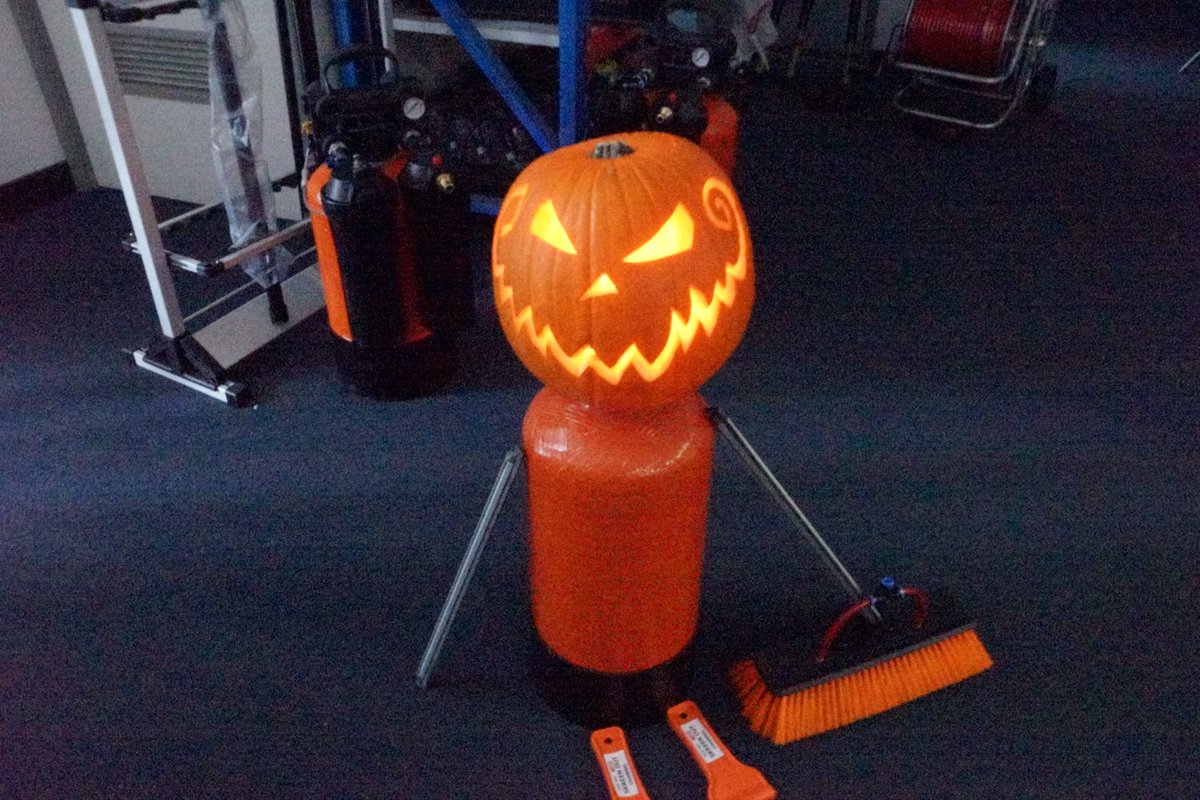 WWWCS_Australia's tweet photo. Window cleaning man getting set for Halloween! https://t.co/fUU4aVm6MY