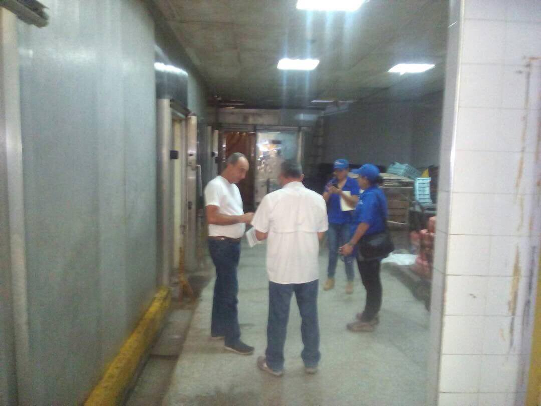 soyfornerino's tweet photo. Despliegue de la @sundde_ve pretende detener el aumento indiscriminado de los precios de la carne y pollo mientras se define un precio justo https://t.co/cBtqlF2If6