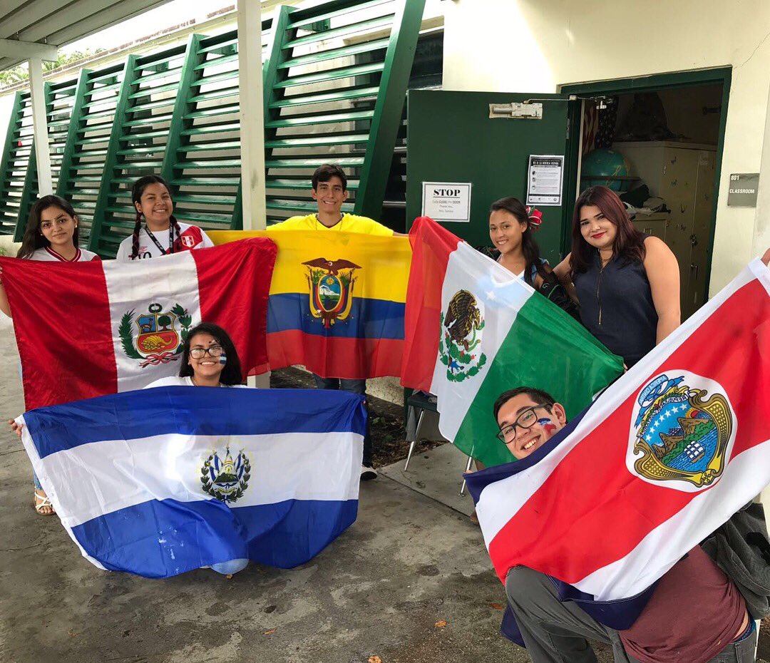 McArthurLIA's tweet photo. Our LIA members representing their flags for this spirit week! #McALIA #famiLIA @McArthur_HS @latinosinacti0n @browardschools https://t.co/RqpTWgC2H9