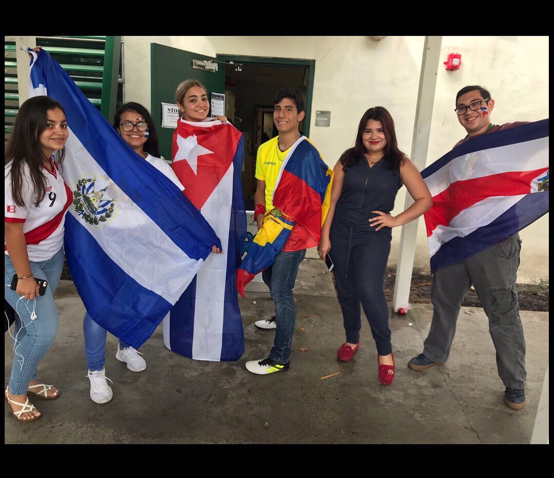 McArthurLIA's tweet photo. Our LIA members representing their flags for this spirit week! #McALIA #famiLIA @McArthur_HS @latinosinacti0n @browardschools https://t.co/RqpTWgC2H9