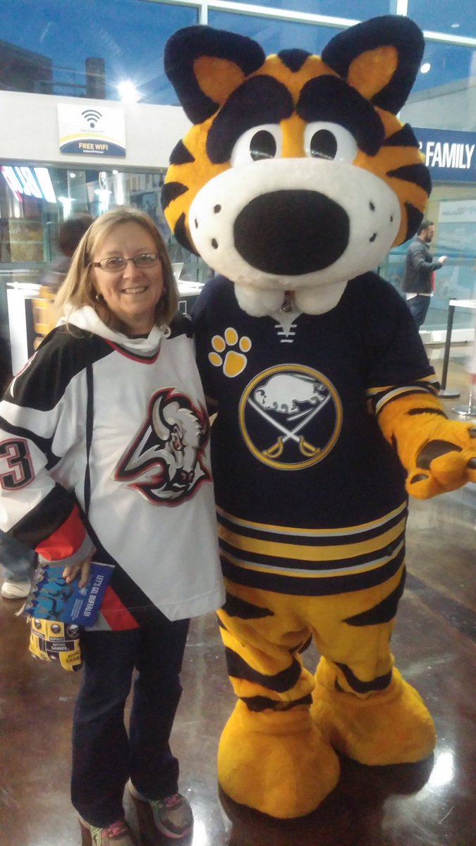 zqsue61's tweet photo. @BuffaloSabres @Sabretooth_NHL #SabresSelfie Ready for the game! https://t.co/coHdzwAOhV