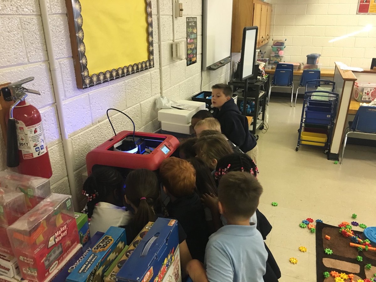 Tammy24577229's tweet photo. Finished product from the 3D printer and kindergarten amazed by it. #SeabrookBobcats @jenlloyd16 https://t.co/tRTUB0CjNp