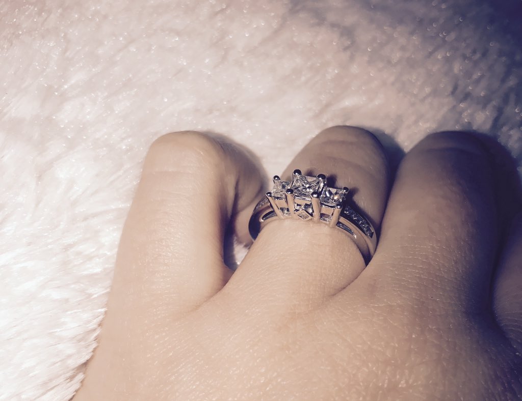 danielle_lusk's tweet photo. 😍👌🏽💍🤗 https://t.co/Fk0k7A4Mmk