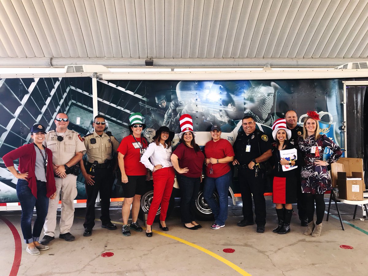 KelsieMorris12's tweet photo. Thank you to @CCISDPolice for coming out today for our Red Ribbon Convoy! Hats off to Law Enforcement! #ccisdpride 🐯💙 https://t.co/1SGQhkkfD3