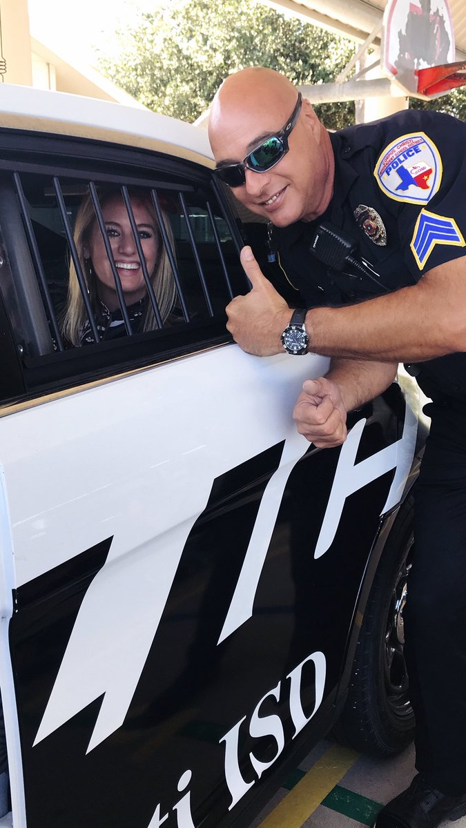 KelsieMorris12's tweet photo. Thank you to @CCISDPolice for coming out today for our Red Ribbon Convoy! Hats off to Law Enforcement! #ccisdpride 🐯💙 https://t.co/1SGQhkkfD3