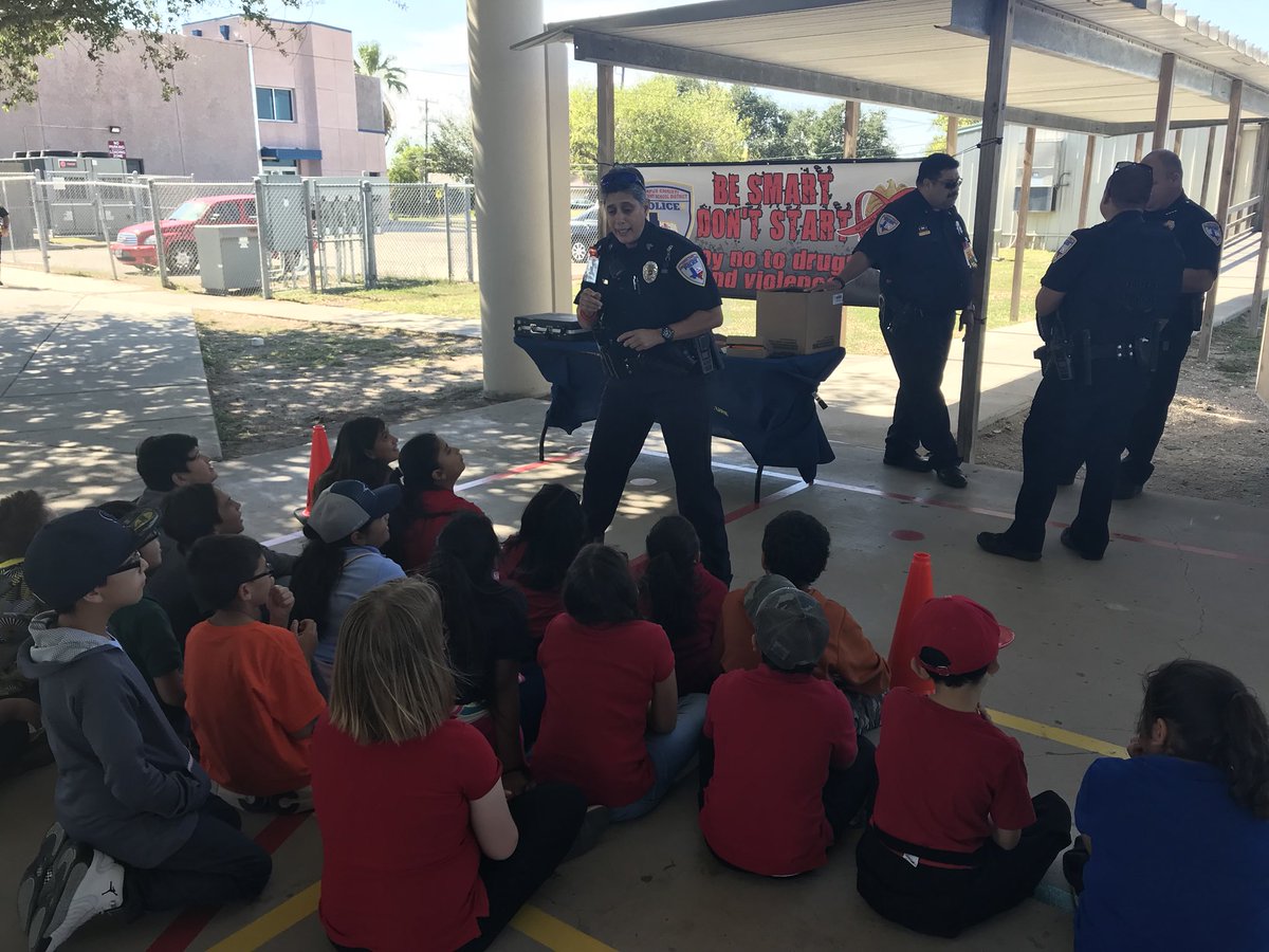 KelsieMorris12's tweet photo. Thank you to @CCISDPolice for coming out today for our Red Ribbon Convoy! Hats off to Law Enforcement! #ccisdpride 🐯💙 https://t.co/1SGQhkkfD3