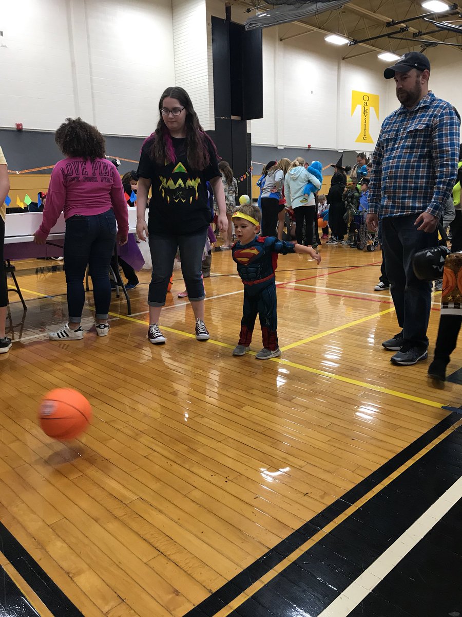 Key Club participating in Trick or Treat Tuesday. #CommunityOutreach #HavingFun <a href="/MehlvilleSD/">Mehlville School District</a> <a href="/OakvilleKeyClub/">OHS Key Club</a> <a href="/OHS_Tigers/">Oakville High School</a> @msdr9