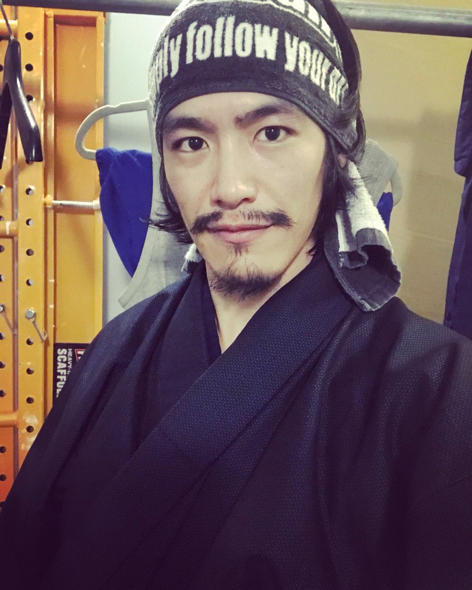 hiromasaito2's tweet photo. 昨日はヨシさんの殺陣クラスにまた参加させて頂きました☆
着物を着て袴をはいて
木刀を持つと
気が引き締まる
殺陣は命のやり取り
一瞬の隙が命取り
そんな武士道を今の自分にも
言い聞かせ毎日を大事に生きて行きたい
#nyc #swordfight #lesson #life #deadoralive #bushidou https://t.co/XSl64fz6i7