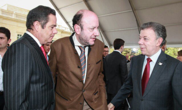 JavierFerBernal's tweet photo. #NoComoCuento no le creo a las cadenas de WhatsApp, en cambio si a los ecuánimes e imparciales monopolios mediáticos https://t.co/hBZMNPapB1