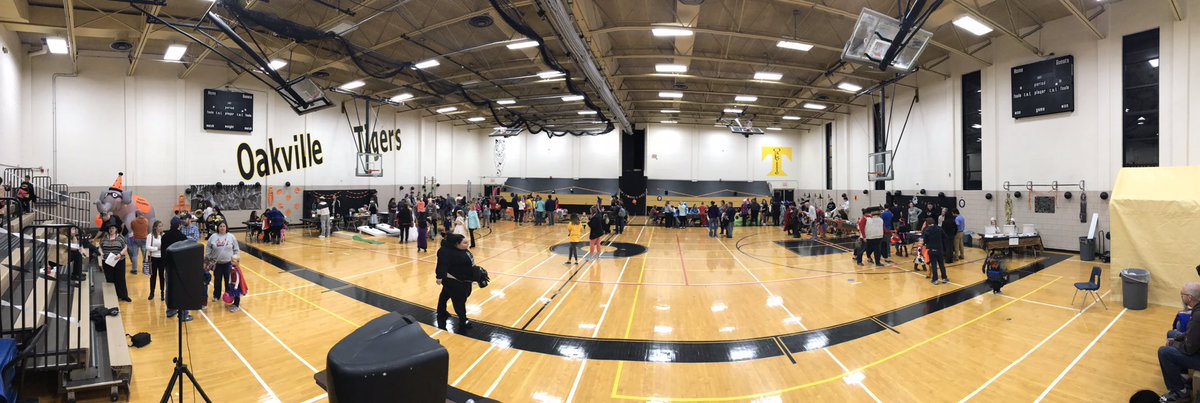 It’s a good crowd at Trick or Treat Tuesday. #HalloweenFunForAll <a href="/OHS_Tigers/">Oakville High School</a> <a href="/MehlvilleSD/">Mehlville School District</a> @