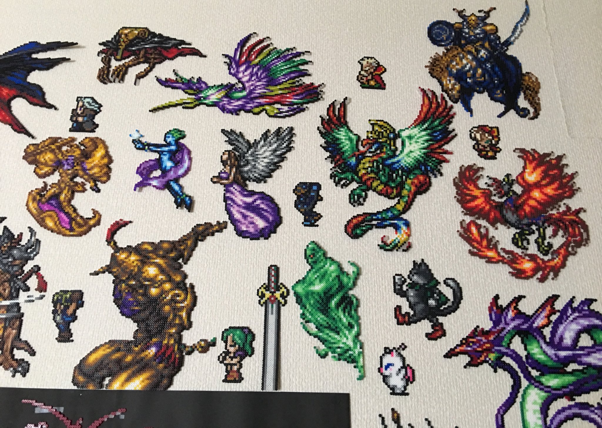 تويتر ゆずきち على تويتر Ff6の全幻獣制作完了しました 制作期間 5月 10月 約半年 総ビーズ数 不明 ミニフューズビーズにて作成 予想してたより長く掛かったし 大変だったけど楽しかった W まだ反対側が満足してないので作成中 アイロンビーズ ミニ