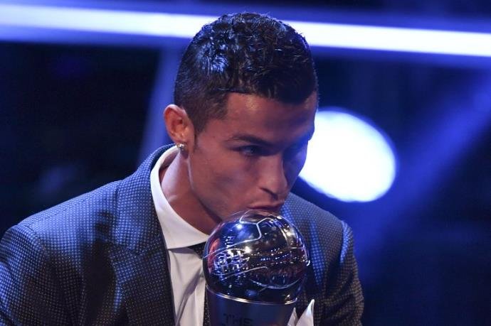 OSul_noticias's tweet photo. Cristiano Ronaldo é 5 vezes o melhor do mundo; saiba se ele mereceu todos os troféus https://t.co/2I7d3huQTP #CristianoRonaldo #Messei https://t.co/Wf0ENt0RXl