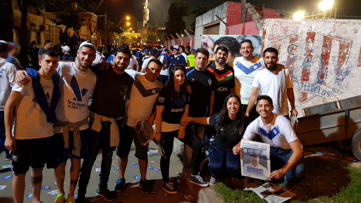 RapisardaOk's tweet photo. Acompañados de nuestra gente llegamos a Santa Fe  con la ilusión de lograr el pase a Semifinal. #VamosVelez https://t.co/7pdaTBhdMG