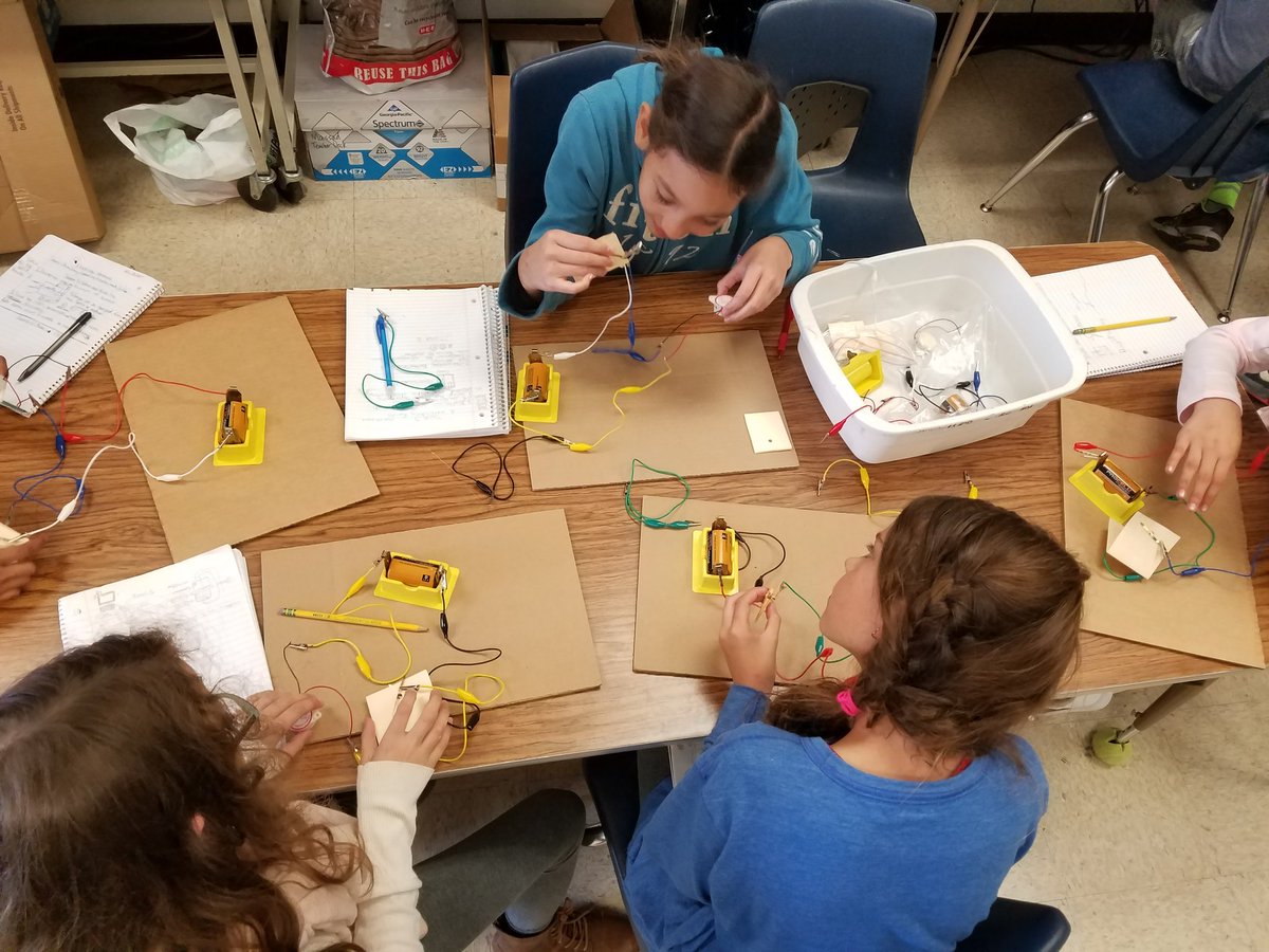 Massad_Class's tweet photo. There's electricity in the air (and the bulb, and the buzzer).  @Patton_Pioneers Science Rocks!! @AISD_Science @NSTA https://t.co/a2lQaTIY9E