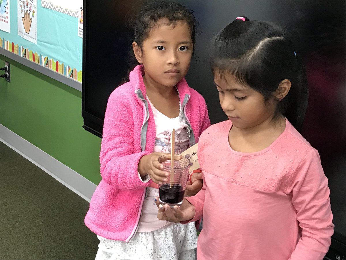 Mariamay33's tweet photo. Learning about colors. We love Science !!♥️Aprendiendo sobre colores. Nos encantan las Ciencias! I love my kids!! https://t.co/lR2FyxWreq
