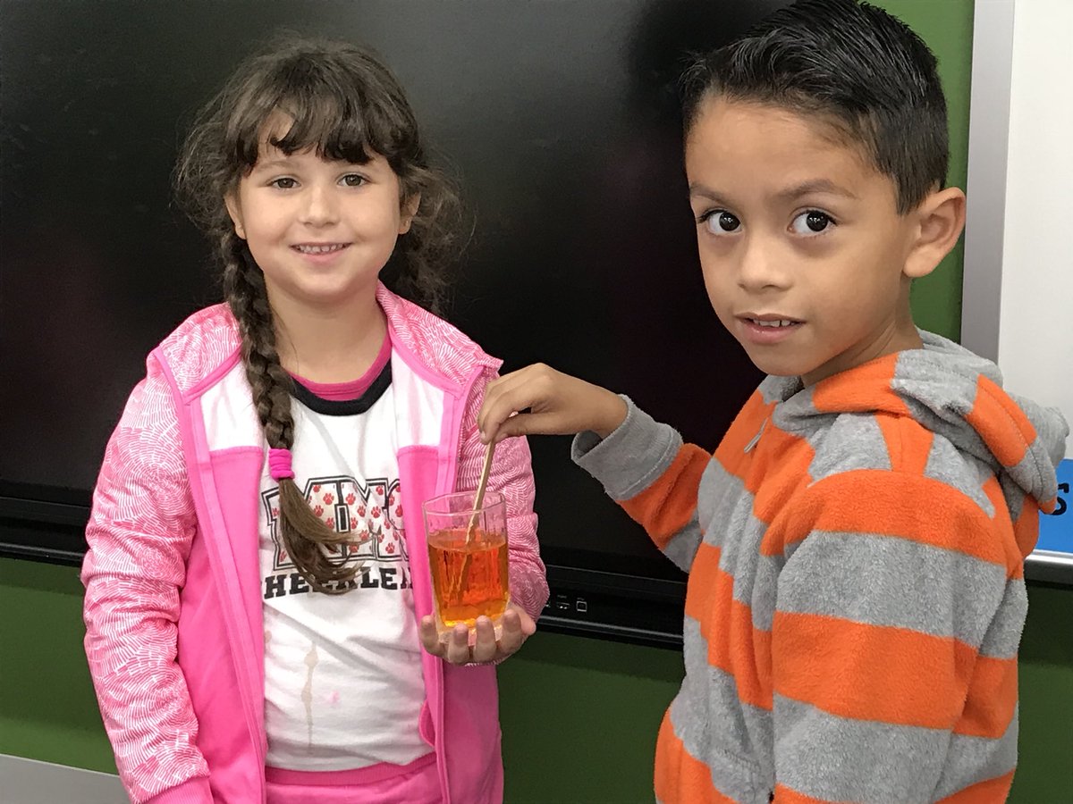 Mariamay33's tweet photo. Learning about colors. We love Science !!♥️Aprendiendo sobre colores. Nos encantan las Ciencias! I love my kids!! https://t.co/lR2FyxWreq
