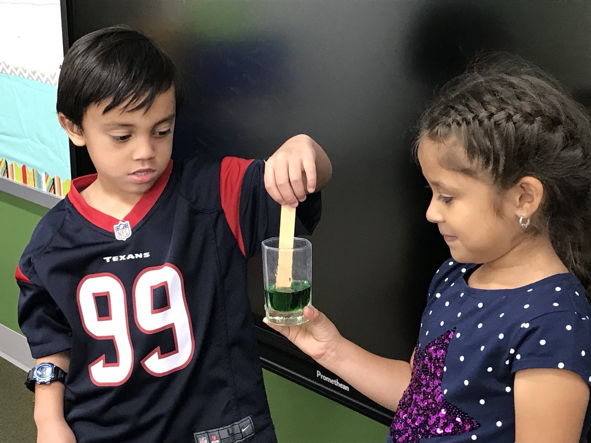 Mariamay33's tweet photo. Learning about colors. We love Science !!♥️Aprendiendo sobre colores. Nos encantan las Ciencias! I love my kids!! https://t.co/lR2FyxWreq