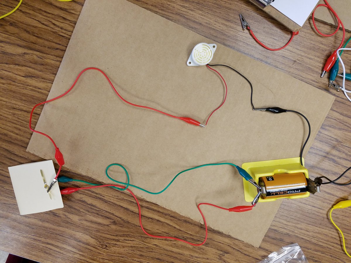 Massad_Class's tweet photo. There's electricity in the air (and the bulb, and the buzzer).  @Patton_Pioneers Science Rocks!! @AISD_Science @NSTA https://t.co/a2lQaTIY9E