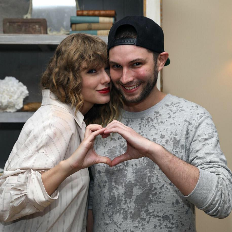 kyletaylor881's tweet photo. I still cannot believe I got to meet @taylorswift13 with @swiftlyspeakin! #SecretSessions #repuationsecretsessions #taylorswift #rhodeisland https://t.co/SGlN49yILe