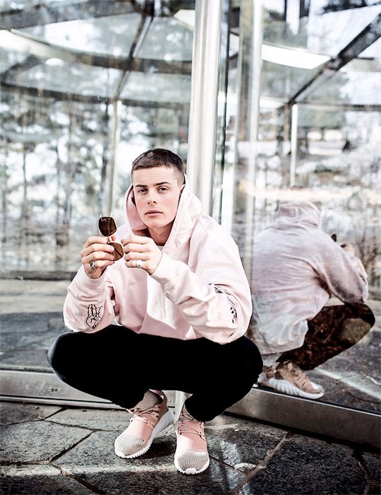 PAPlCHVLO's tweet photo. Men can rock pink too. https://t.co/YDZZ4A9Nb7