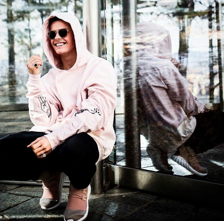 PAPlCHVLO's tweet photo. Men can rock pink too. https://t.co/YDZZ4A9Nb7