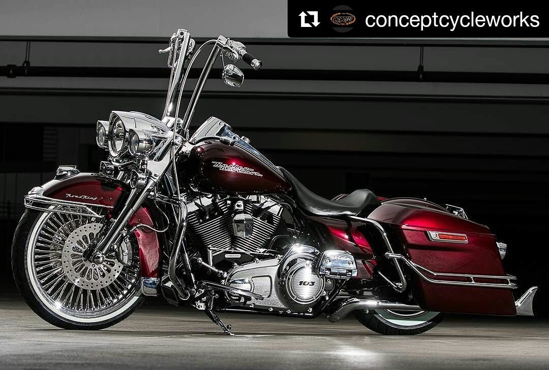 ConceptCW's tweet photo. So aggressively gorgeous!!
• •
#CCW #workofart #chrome #candypaint #blackout #cholo  #roadglide #roadking #bagger #harleydavidson #harley https://t.co/jfrUWIX1om