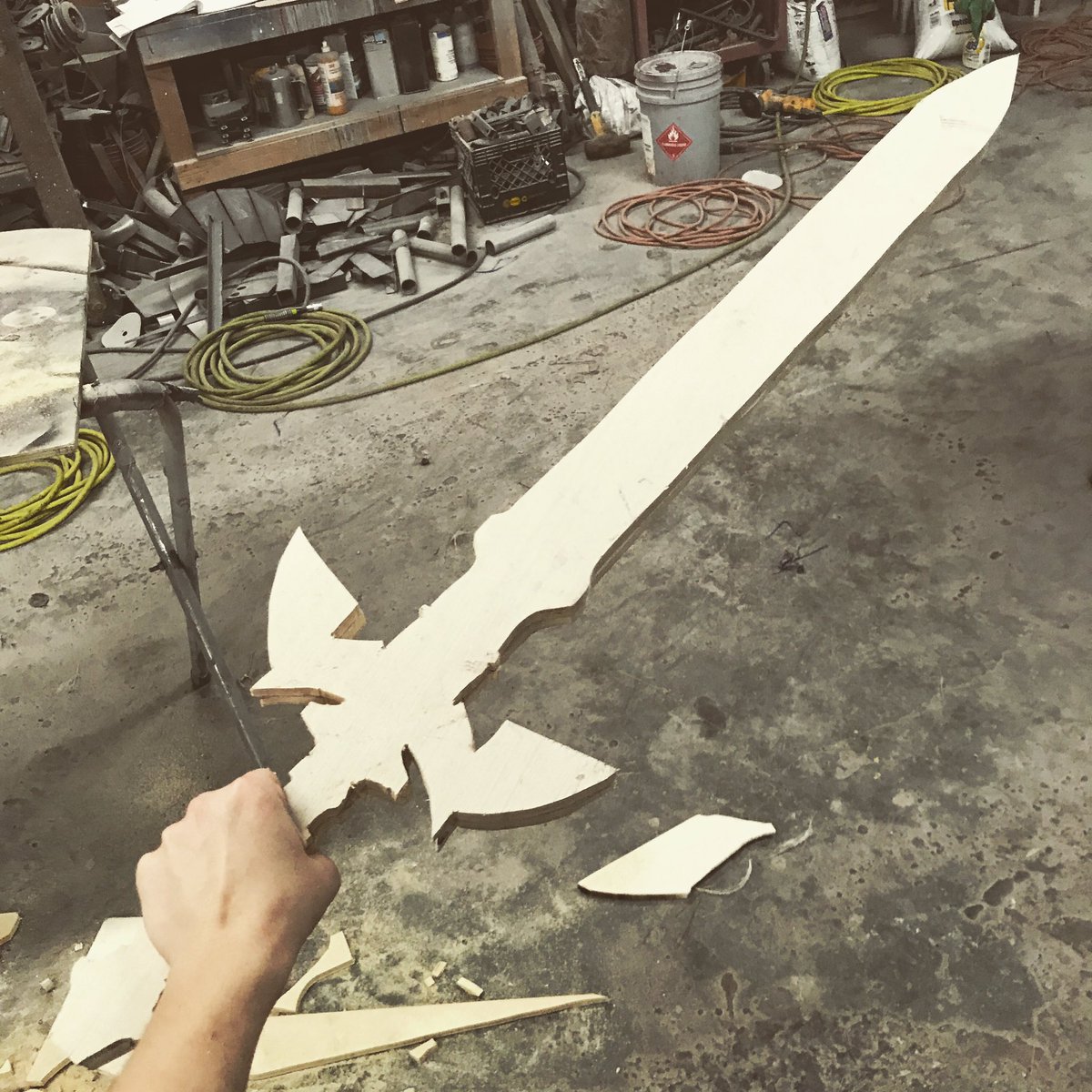 MatyNapier's tweet photo. Also working on this baby here. #cosplay #zelda #mastersword https://t.co/II4um5GTAp