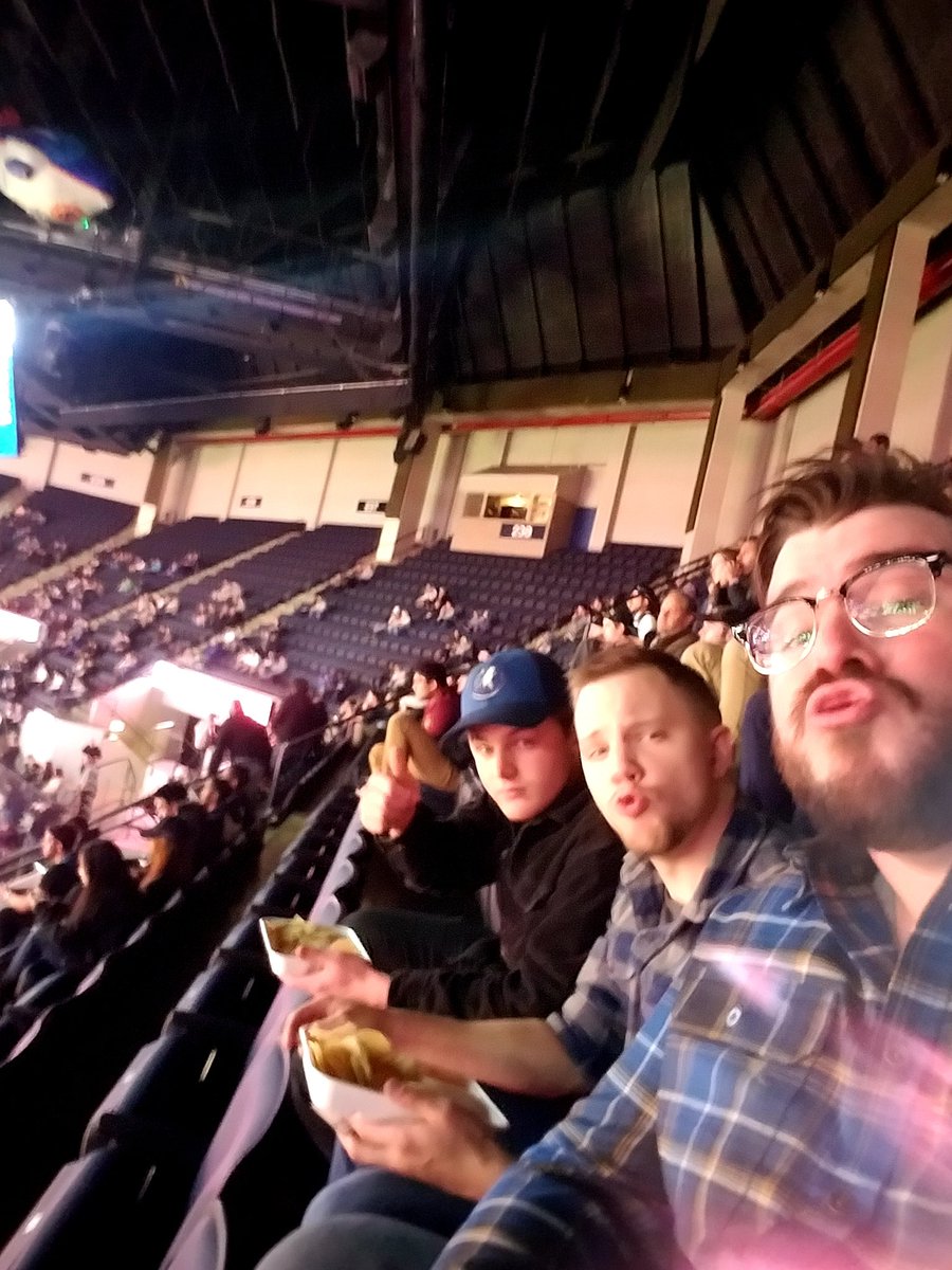 Hoooooowwwwewllllll!!!!
Bill, Day &amp; GIlbs at the Wolves!
#USBankCollegenight 
#AllEyesNorth 
#CrunchTime
#GoMavs!