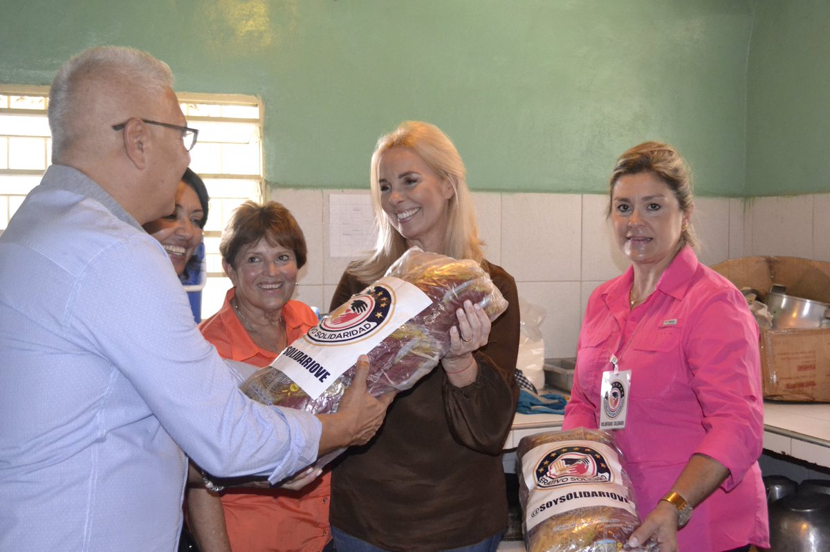 diana_dagostino's tweet photo. Nuestro trabajo no es en las redes sociales, es en la calle ayudando a los niños y a quienes nos necesitan, SEGUIMOS ADelante #ADesUnidad https://t.co/UU0BRyXI4l