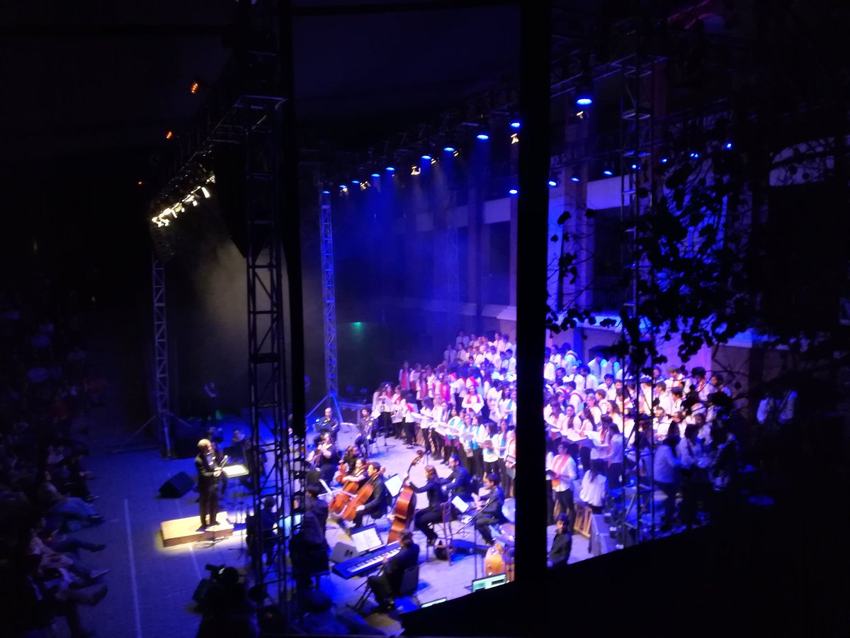 Anfiteatro lleno en Sinfónico Coral "Los grandes éxitos de los 80"