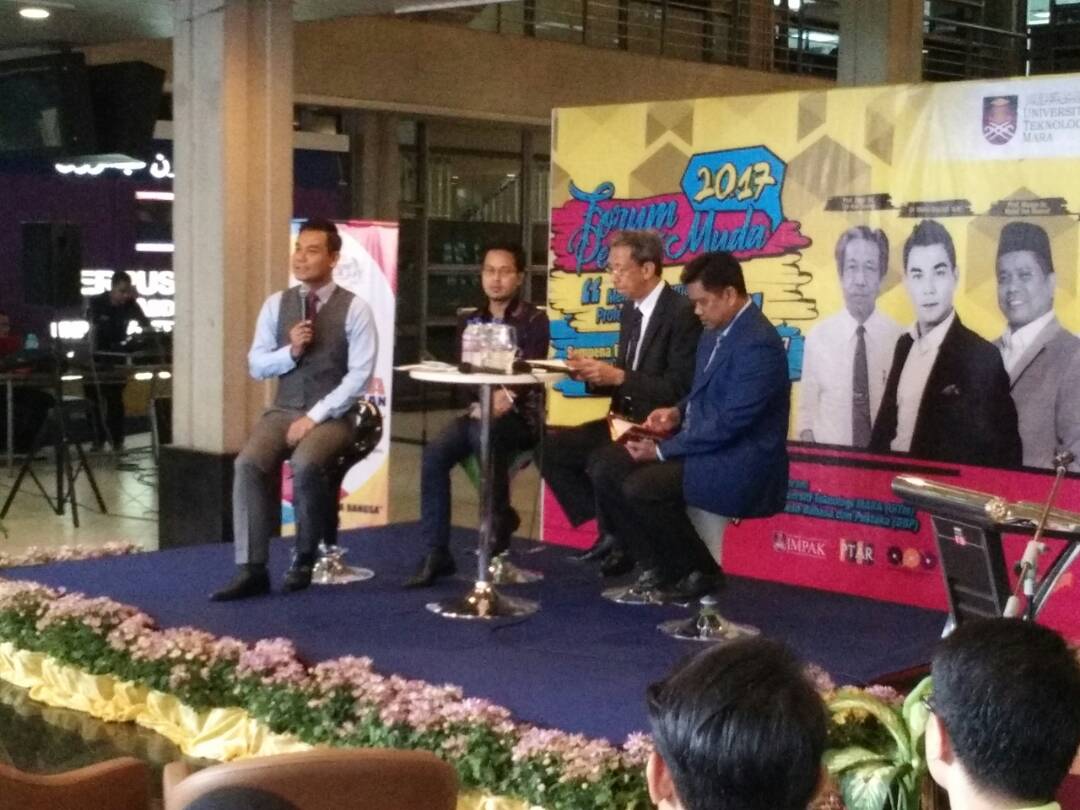 uitmlibrary's tweet photo. Sedang berlangsung Forum Penulis Muda 2017 hari ni #customerday #uitm #libraryday #libraryuitm
#LCD2017 https://t.co/LvaNx4IcB5