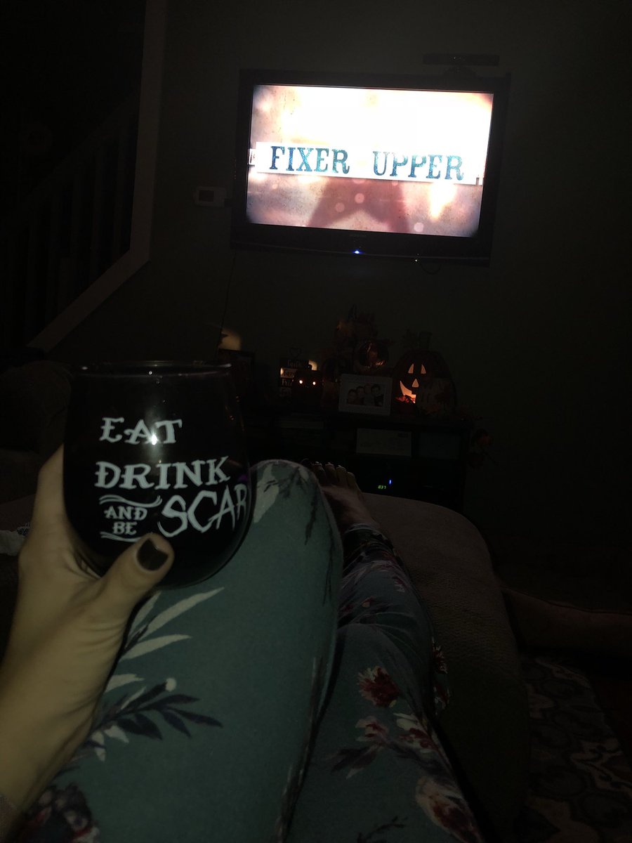 SaraJane729's tweet photo. Killing time til the hubby gets home & we can watch #ThisIsUs ~ Until then #FixerUpper & #Montepulciano ๐ท๐
#OurShows #SushiAndWine #Tuesday https://t.co/K5g7Cqn7Ct