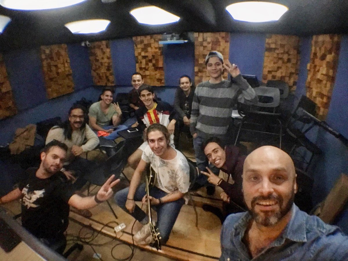 freddycanedo316's tweet photo. ahora nos tocó producir unas guitarritas a lado de mi querido   @GabrielCastanon con la muchachada de #RecMusica #gozador https://t.co/OoQXve28g2