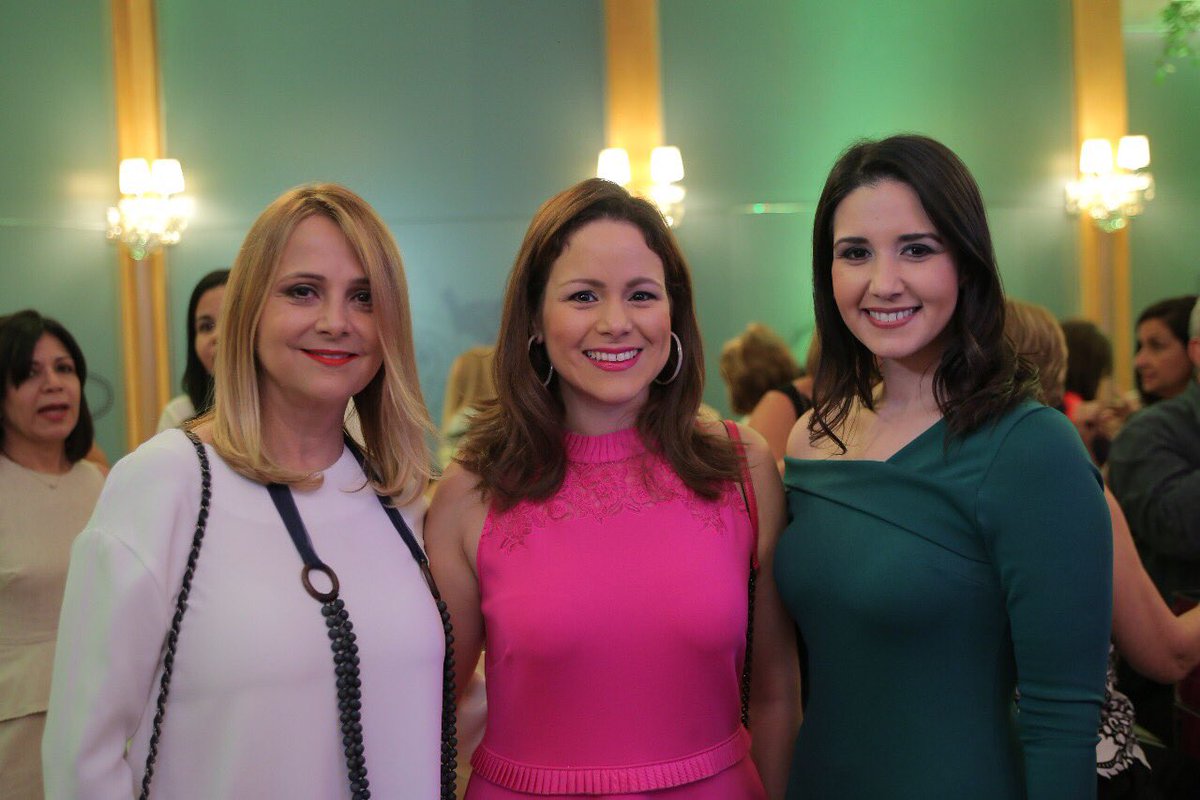 MakeUpCenterRD's tweet photo. Amigas, empleadas y clientas de toda la vida, nos acompañan a celebrar la unión y fidelidad que caracteriza a #MakeUpCenter. #MakeUpCenter25 https://t.co/DtzoKjTY0z