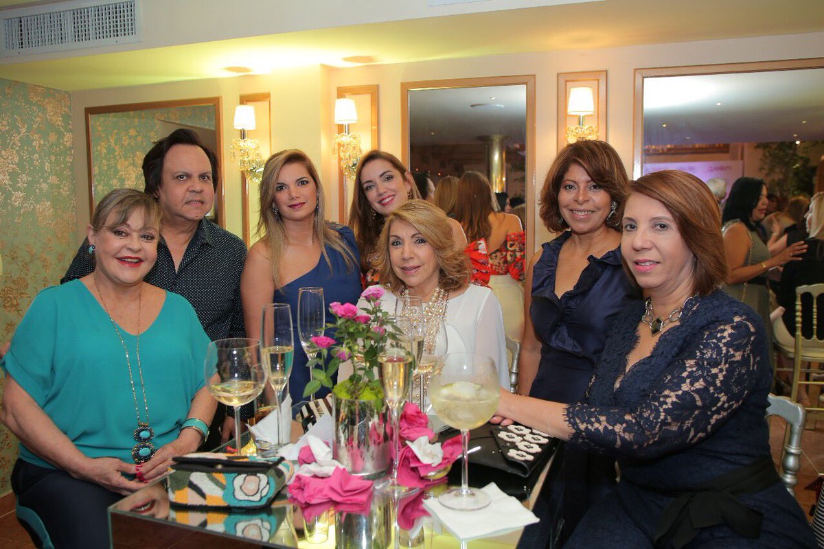MakeUpCenterRD's tweet photo. Amigas, empleadas y clientas de toda la vida, nos acompañan a celebrar la unión y fidelidad que caracteriza a #MakeUpCenter. #MakeUpCenter25 https://t.co/DtzoKjTY0z