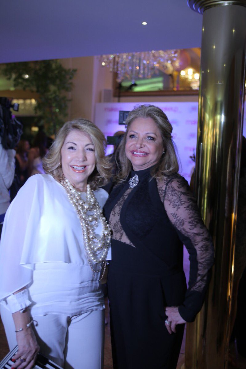 MakeUpCenterRD's tweet photo. Amigas, empleadas y clientas de toda la vida, nos acompañan a celebrar la unión y fidelidad que caracteriza a #MakeUpCenter. #MakeUpCenter25 https://t.co/DtzoKjTY0z