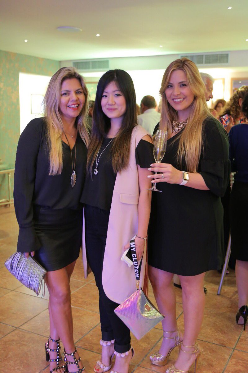 MakeUpCenterRD's tweet photo. Amigas, empleadas y clientas de toda la vida, nos acompañan a celebrar la unión y fidelidad que caracteriza a #MakeUpCenter. #MakeUpCenter25 https://t.co/DtzoKjTY0z